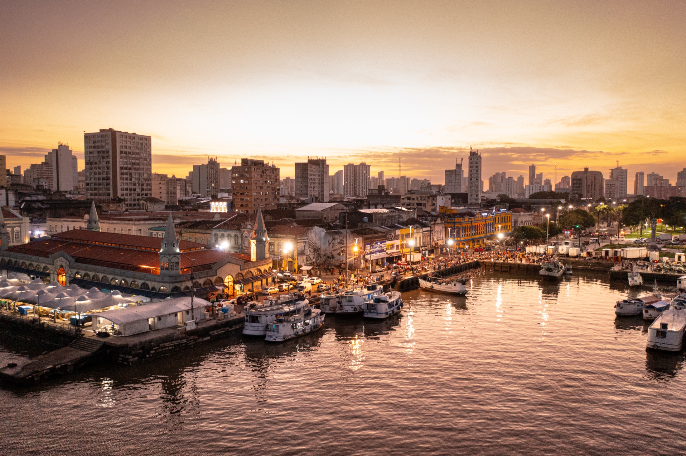 Ver-o-Peso ao amanhecer